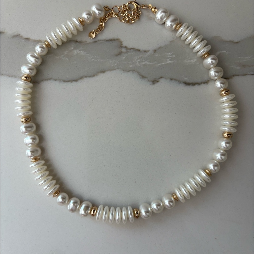 Elegant Pearl and Gold Necklace